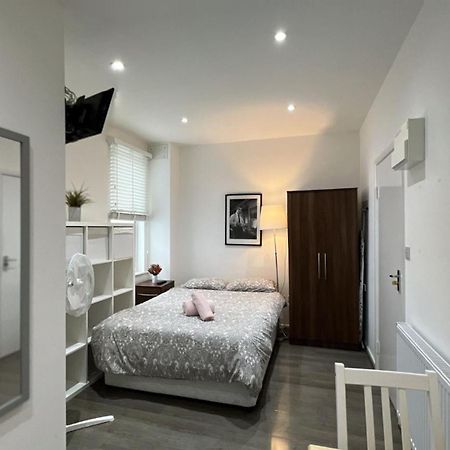 Studio 48B London Luaran gambar