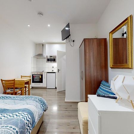 Studio 48B London Luaran gambar